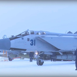 militares rusos examinando un misil hipersónico Kinzhal antes de un vuelo del avión de combate MiG-31K durante los ejercicios de las fuerzas de disuasión estratégicas rusas en Rusia, el 19 de febrero de 2022.
