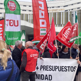 Concentración ante la puerta del hospital Virgen Macarena de Sevilla.