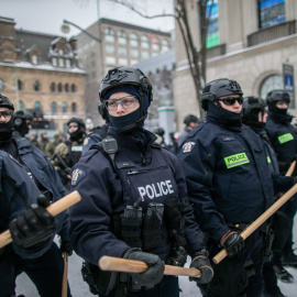 19/02/2022 La Policía canadiense desaloja con porras y gas pimienta de las calles de Ottawa a los manifiestantes antivacunas
