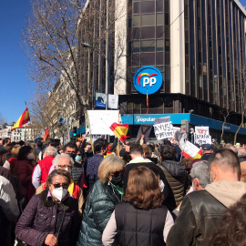 20/02/2022 Miles de personas se manifiestan para apoyar a Díaz Ayuso, en la sede del Partido Popular
