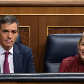 El presidente del Gobierno, Pedro Sánchez y la vicepresidenta segunda y ministra de Trabajo, Yolanda Díaz, durante una sesión de control al Gobierno, en el Congreso de los Diputados, a 20 de diciembre de 2023