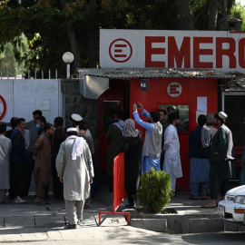 Gente en un puesto de emergencia en Kabul buscando a sus familiares tras el atentado en el aeropuerto.