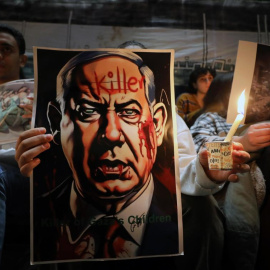 Un cartel del primer ministro de Israel, Benjamín Netanyahu, durante una protesta en El Cairo contra los ataques en Gaza.