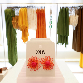 Diversas prendas de Zara, la principal enseña de Inditex, en su tienda de la Plaza de España de Madrid, una de las mayores del mundo. REUTERS/Juan Medina