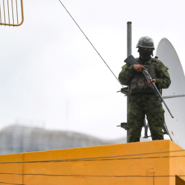 Un militar custodia la estación Radio Canela, en Quito, a 11 de enero de 2024.