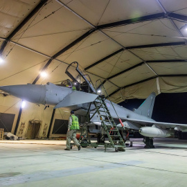 Un avión estadounidense en un hangar tras atacar objetivos militares en Yemen, a 12 de enero de 2024.