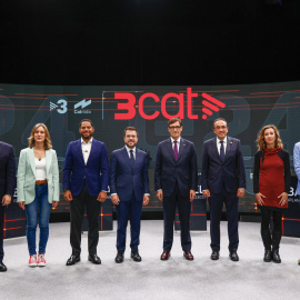 Los candidatos a la presidencia de la Generalitat en el debate organizado por TV3 y Catalunya Radio: Salvador Illa (PSC) (4d), Pere Aragonès (ERC) (4i), Ignacio Garriga (Vox) (3i), Carlos Carrizosa (Cs) (d), Jessica Albiach (Comuns Sumar) (2i), Laia Estr