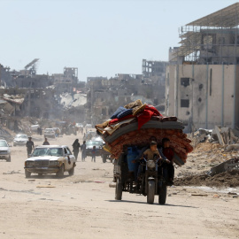 Palestinos llegan a Khan Yunis después de huir de Rafah, a 7 de mayo de 2024.