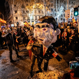 Ultras celebran la entrada del año nuevo en la calle Ferraz con una piñata de Pedro Sánchez, a 1 de enero de 2024, en Madrid.