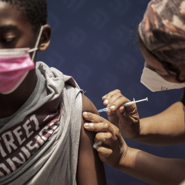 4/2/22-Un joven recibiendo la primera dosis de la vacuna Pfizer/BioNTech contra la covid 19, en Sudáfrica (15/12/2021).