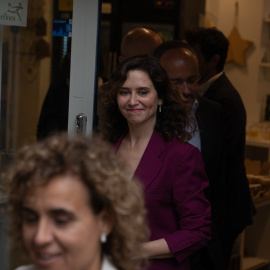 La presidente de la Comunidad de Madrid, Isabel Díaz Ayuso, durante un paseo en el barrio de Sarrià, a 6 de mayo de 2024, en Barcelona, Catalunya (España).