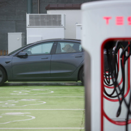 Un vehículo en un punto de carga en una electrolinera, a 18 de diciembre de 2023