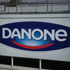 Imagen de archivo del logo de Danone sobre la fachada de una fábrica en Ferrieres-en-Bray, norte de Francia, el 29 de marzo de 2023.