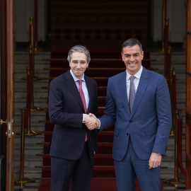 El Taoiseach irlandés Simon Harris recibe a Pedro Sánchez en Dublín.