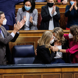 El presidente del Gobierno, Pedro Sánchez, la ministra de Economía Nadia Calviño, la ministra de Trabajo, Yolanda Díaz, y la ministra de Hacienda, María Jesús Montero, en la sesión plenaria del jueves.