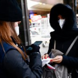 Los países de la UE inician una desescalada de las restricciones a pesar del riesgo alto por covid-19