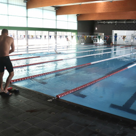 Un nedador es prepara per posar-se a l’aigua de la piscina coberta de Santa Coloma de Farners