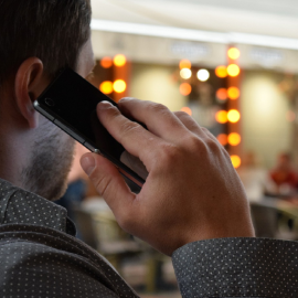 Una persona habla a través de un teléfono móvil, en una imagen de archivo