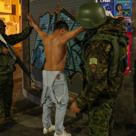 Operativo de control de armas en las calles de Quito (Ecuador).