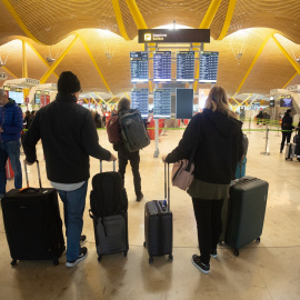 Varias personas en la Terminal 4 del aeropuerto Adolfo Suárez Madrid-Barajas. E.P./Eduardo Parra