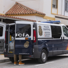 Un furgón de la Policía Científica, en Torre del Mar (Vélez Málaga).