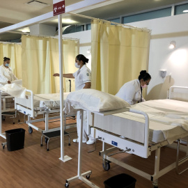 09/05/2024 Enfermeras preparan camas en un hospital de de México. Foto de archivo.