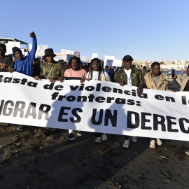 Varias personas caminan con pancartas en la décima Marcha de la Dignidad con el lema '¡Basta de violencia en las fronteras! ¡Migrar es un derecho!', a 4 de febrero de 2023, en Ceuta, (España).
