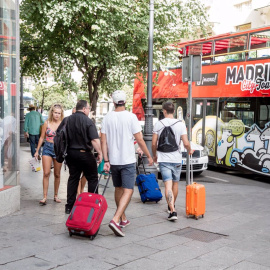 Foto de archivo de unos turistas en Madrid.