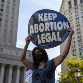 Una mujer sujeta una pancarta pro aborto en una marcha contra la ley de Texas.