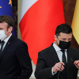 El presidente ucraniano Volodymyr Zelensky y su homólogo francés Emmanuel Macron celebran una conferencia de prensa conjunta después de su reunión en Kiev.