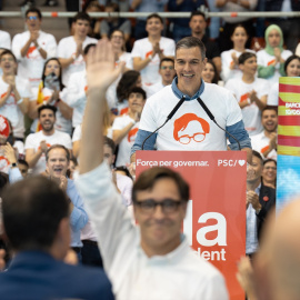 Sánchez, con la camiseta de Illa. El candidato en primer plano.
