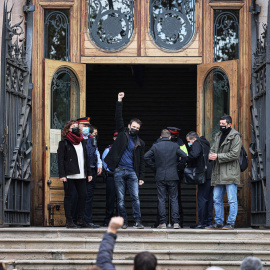 El diputat de la CUP Pau Juvillà en entrar al TSJC, on ha estat jutjat per desobediència aquest dilluns, 22 de novembre.