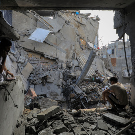 Palestinos en un edificio destruido tras los ataques de Israel en Rafah, a 7 de mayo de 2024