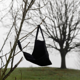 Una mascarilla colgada de las ramas de un árbol, este martes en La Fresneda, Asturias.