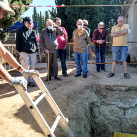 Julián López del Campo (con bastón) junto a la Fosa Número 4 del Cementerio Civil de Guadalajara