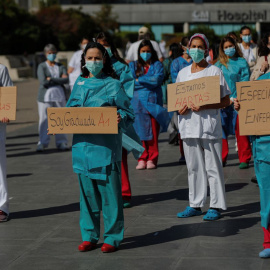 Un grupo de enfermeras se manifiesta en el exterior del hospital La Paz en Madrid.