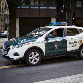 Un coche de la Guardia Civil patrulla las calles durante el día 54 del estado de alarma en Pamplona, a 7 de mayo de 2020.