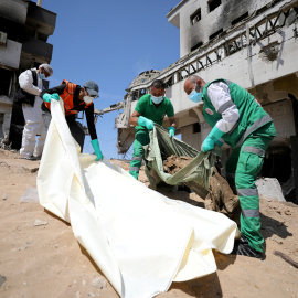 Médicos buscan cadáveres en las inmediaciones del hospital Shifa, a 29 de abril de 2024.
