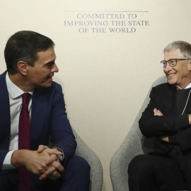 El presidente del Gobierno, Pedro Sánchez (i), se reúne con el copresidente de la Fundación Bill & Melinda Gates, Bill Gates, en Davos (Suiza) en el marco del Foro Económico Mundial de Davos