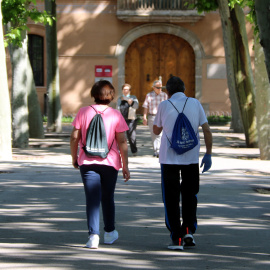 Dues persones grans caminant pel Parc de Can Mercader
