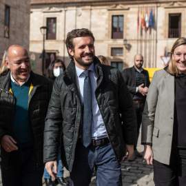 El presidente del PP de Zamora, José María Barrios; el presidente del Partido Popular, Pablo Casado y la cabeza lista del PP por Zamora, Isabel Blanco, a 10 de febrero de 2022, en Zamora.