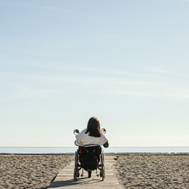 Una mujer en silla de ruedas en la playa (Archivo). — Freepik