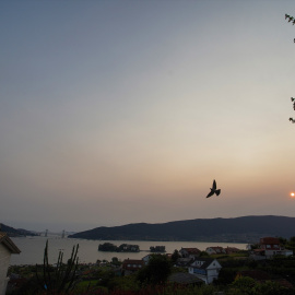 Cielo cubierto de humo en la Ría de Vigo, a 26 de junio de 2023, en Vigo, Pontevedra.