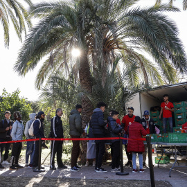 Varias persona hacen cola para recibir productos de primera necesidad donados, en la Plaza de San Amaro, a 16 de agosto de 2023, en Madrid