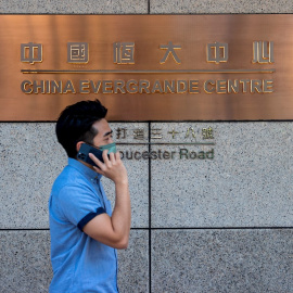 Un hombre hablando por su móvil pasa por delante del complejo China Evergrande Centre, en Hong Kong. EFE/EPA/JEROME FAVRE