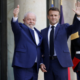 23/06/2023 - El presidente francés, Emmanuel Macron, y el presidente de Brasil, Lula da Silva, saludan en medio de la Cumbre del Nuevo Pacto Financiero Global en París, a 23 de junio de 2023.
