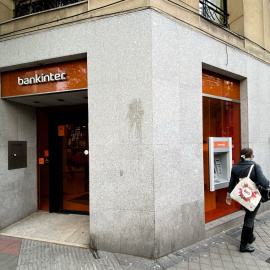 11/11/2019 Una mujer camina junto a una oficina del Bankinter en Madrid