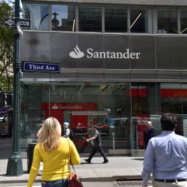 Una oficina del Banco Santander en la 3ª Avenida de Nueva York. AFP/Héctor Retamal