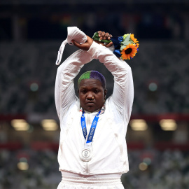 La medallista de plata estadounidense Raven Saunders hace una X con sus brazos por los “oprimidos”.