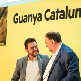 El president de la Generalitat, Pere Aragonès, i el president d'ERC, Oriol Junqueras, durant la celebració del Consell Nacional al COAC de Barcelona.
